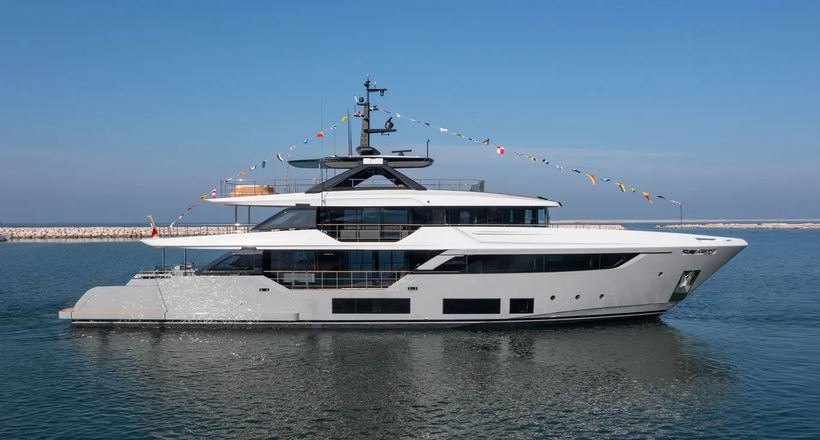 Custom Line hạ thủy mẫu Navetta 38 đầu tiên - đẳng cấp thượng lưu trên sóng