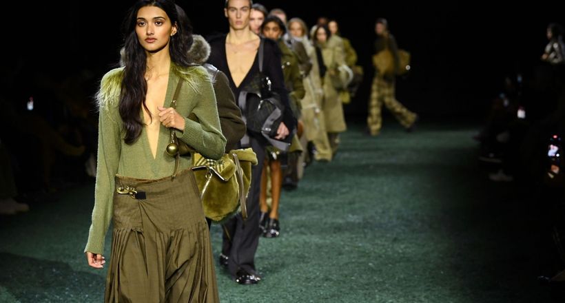 "Vũ trụ" thời trang thanh lịch của Burberry trong từng thiết kế BST Thu Đông 2024