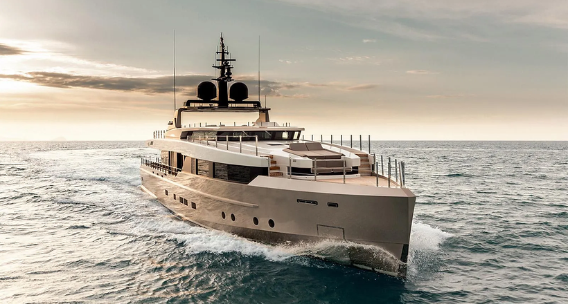 Du thuyền động cơ Safe Haven từ hãng Admiral được tung ra thị trường trở lại