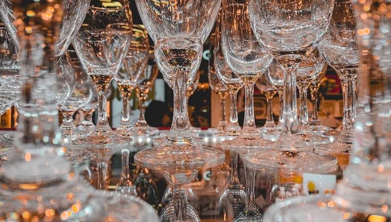 Khám phá lịch sử đằng sau chất liệu mang vẻ đẹp đầy lung linh và mê hoặc - pha lê