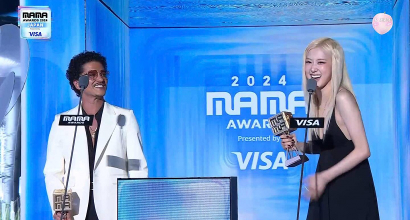 Khoảnh khắc ăn mừng gây sốt của Rosé và Bruno Mars