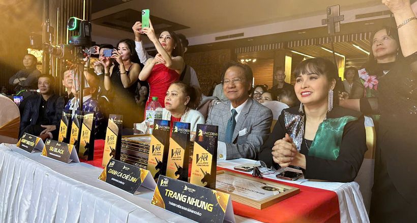 Trang Nhung được con gái đưa đón đi làm giám khảo và biểu diễn tại Đức