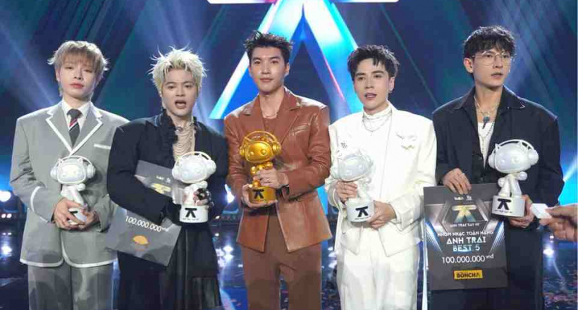 Nhóm nhạc 4 anh trai 'say hi' gây tranh cãi