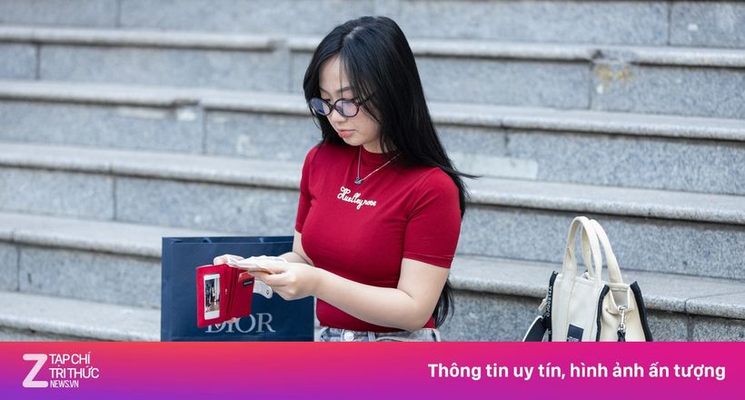 Xếp hàng từ 4h30 để 'săn sale hộ' dịp Black Friday ở TP.HCM