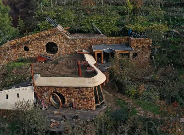 Khám phá Lifehaus - Ngôi nhà Hobbit “tự cung tự cấp” ấn tượng, toạ lạc tại Lebanon