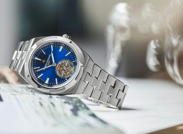 Vacheron Constantin trình làng Overseas Tourbillon titan với bộ máy siêu mỏng