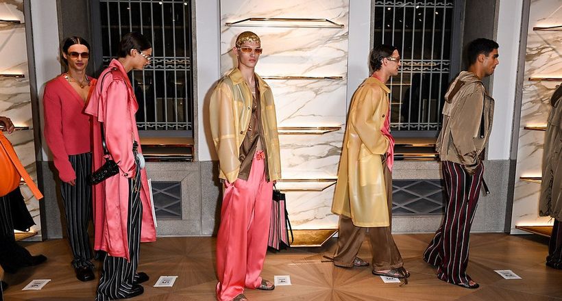 Versace Xuân Hè Nam 2023: nét tương phản dệt nên vũ trụ Donatella Versace