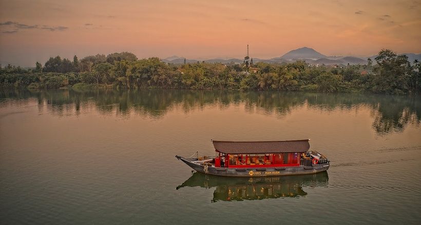 Ngắm sông Hương trên du thuyền của Azerai La Residence Huế