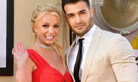 Chồng cũ Britney Spears công khai bạn gái