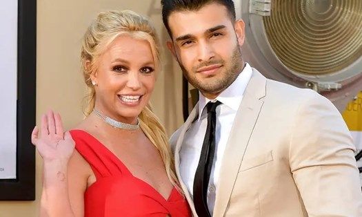 Chồng cũ Britney Spears công khai bạn gái