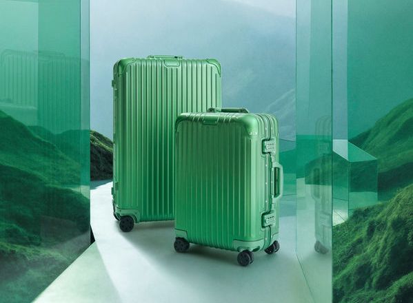 Rimowa & sắc xanh Emerald cho phiên bản màu mới của dòng vali nhôm cao cấp