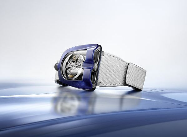 MB&F HM8 Mark 2 Blue Edition màu xanh sapphire nổi bật lấy cảm hứng từ siêu xe