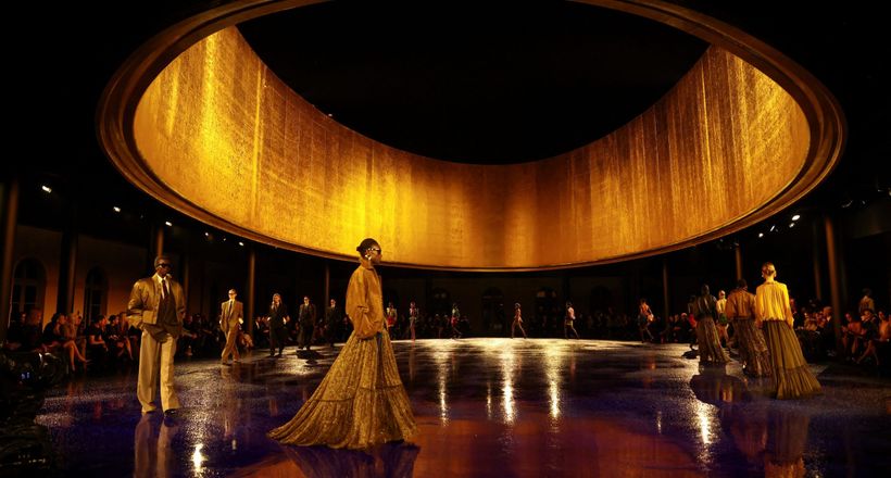 BST Saint Laurent Xuân Hè 2025: Quyền năng của “power dressing”