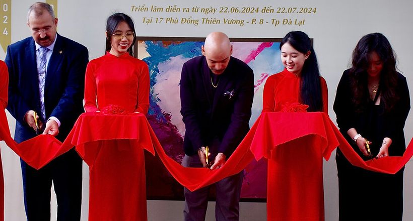 Triển lãm "Chống Phân Mảnh" của họa sĩ Ivan Shenevsky khai mạc thành công rực rỡ