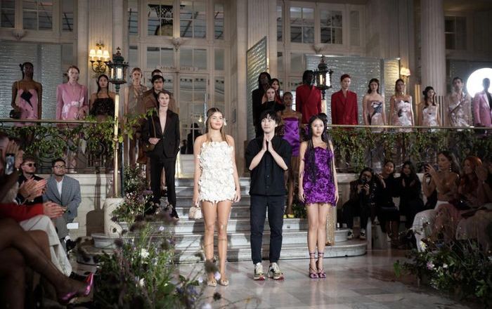 BST mới của NTK Trần Hùng toả sáng tại London Fashion Week Xuân Hè 2025