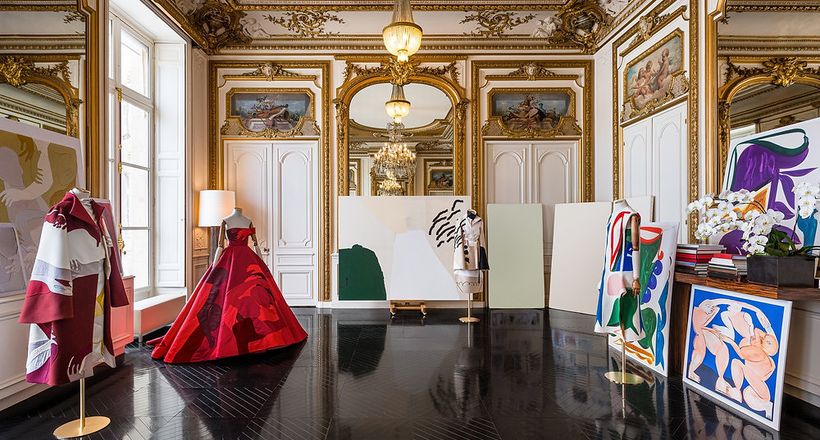 Luồng gió khác biệt của Valentino Des Ateliers khi thời trang song hành cùng hội họa