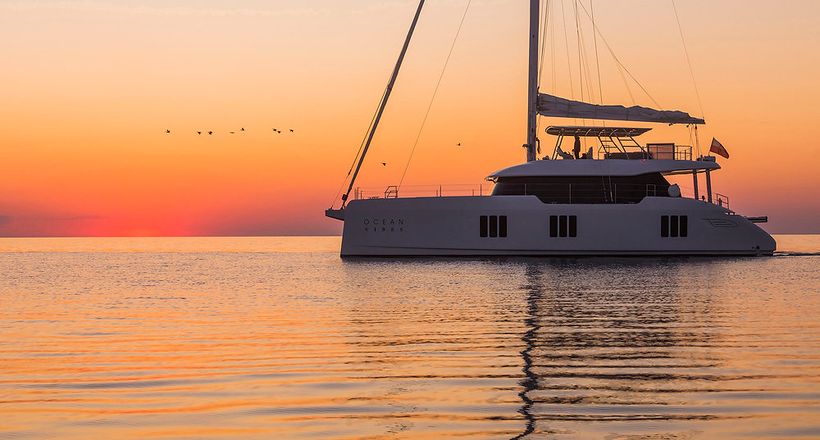 Chiêm ngưỡng thuyền buồm Sunreef 70 Ginette rực rỡ dưới hoàng hôn