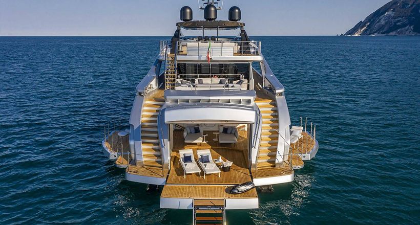 Pershing bàn giao siêu phẩm 140 feet sở hữu kết cấu hợp kim nhôm 100%