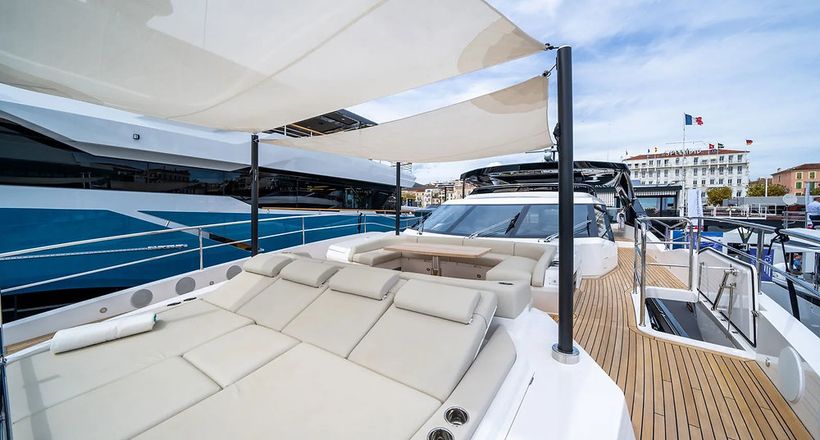 Khám phá nội thất thời thượng bên trong Sunseeker 100 Yacht