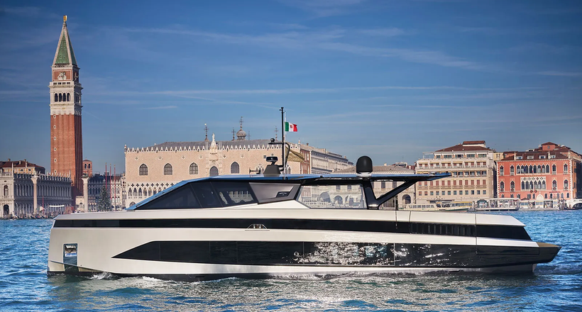 Wally hé lộ “tân binh” wallywhy100 tại thành phố kênh đào cổ kính Venice