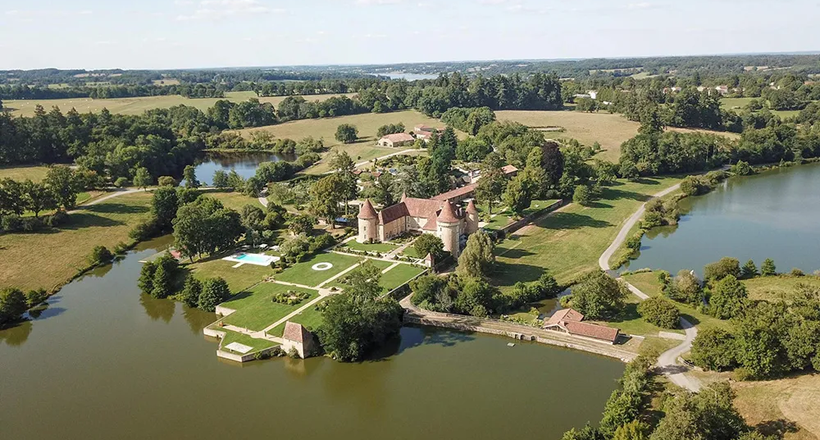 Lãng mạn khu nghỉ dưỡng được tân trang từ lâu đài cổ vùng đồng quê Pháp