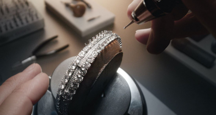 1.000 viên kim cương đính trên bộ máy cơ khí nhỏ nhất thế giới