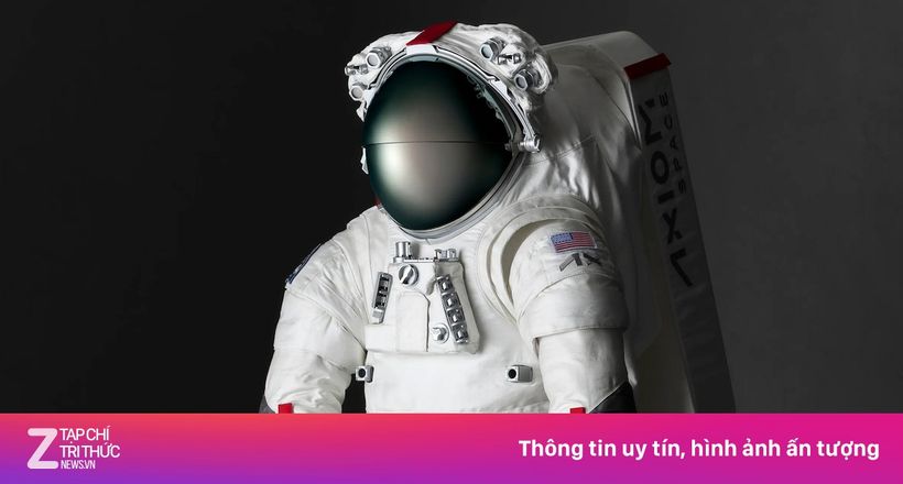 Nữ phi hành gia đầu tiên lên Mặt Trăng mặc đồ Prada