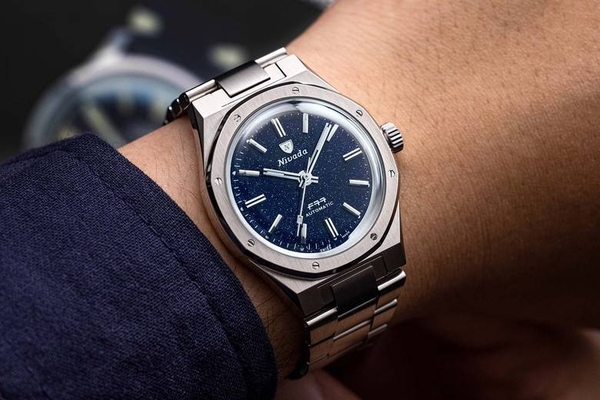 Đồng hồ Nivada Grenchen F77 phiên bản mặt đá Aventurine