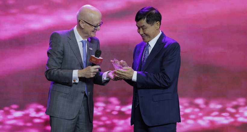 Ông Johnathan Hạnh Nguyễn nhận Giải thưởng Cống hiến trong lĩnh vực thương mại hàng không tại Diễn đàn hàng không uy tín thế giới Trinity 2024