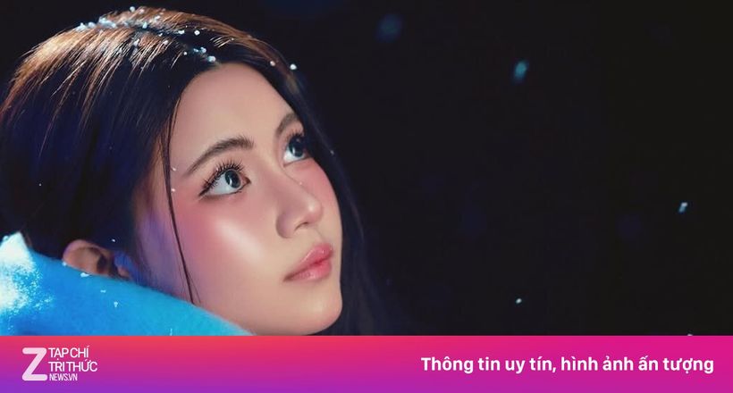 Con gái Quyền Linh gây sốt với bộ hình đón Giáng sinh sớm