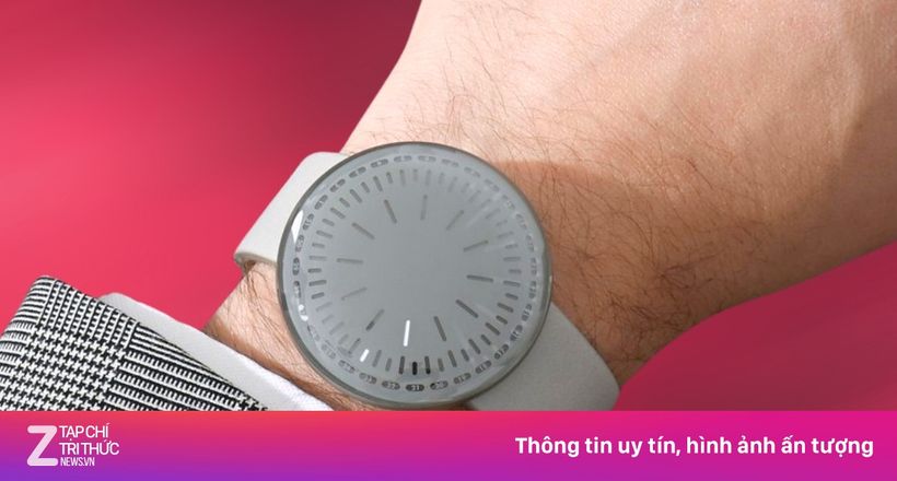 Xem giờ trên đồng hồ 'viên sỏi' gần 1.000 USD