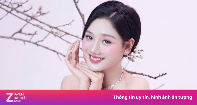 Hai cô gái lùi lại phía sau Hoa hậu Kiều Duy