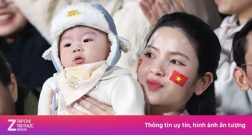 Vợ Quang Hải, Văn Hậu 'ghi bàn' trên khán đài