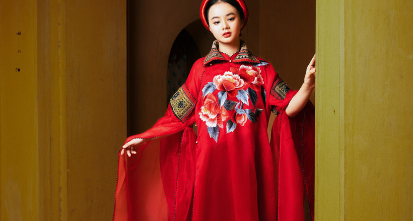 Vũ Việt Hà tôn vinh thổ cẩm Mông đen Sa Pa trên áo dài