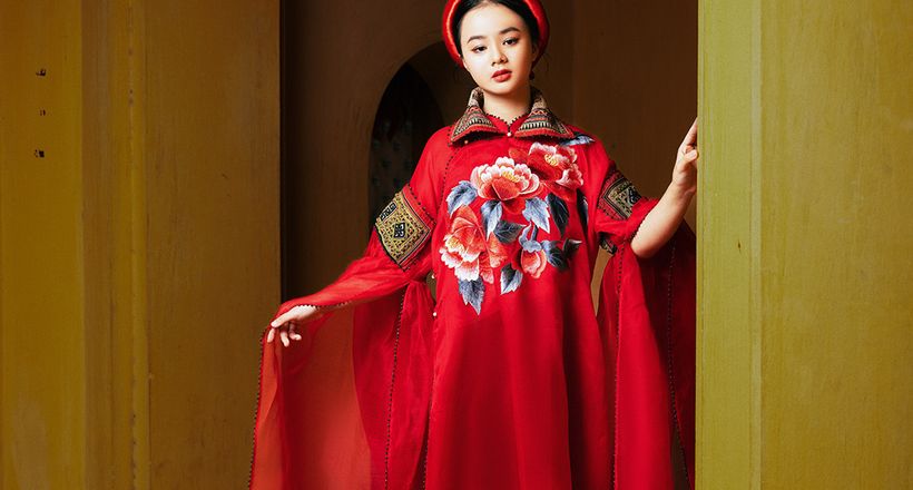 Vũ Việt Hà tôn vinh thổ cẩm Mông đen Sa Pa trên áo dài