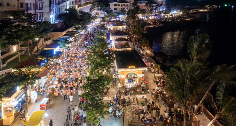 Có một chợ đêm bên biển Vui Phết: cứ mỗi mét vuông lại bắt gặp đến 10 khách quốc tế