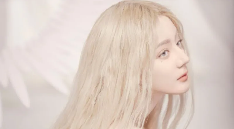 'Tắc kè hoa' Địch Lệ Nhiệt Ba liên tục đãi fan bằng các bữa tiệc nhan sắc thịnh soạn