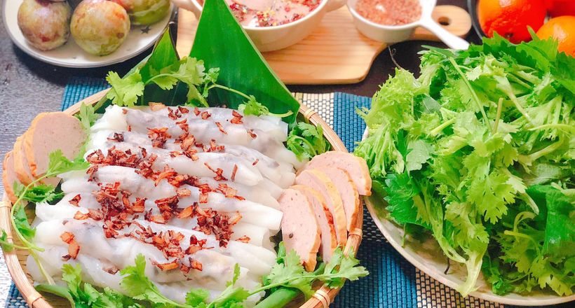 Khách Tây khen ngợi hương vị của một món bình dân bán đầy vỉa hè Việt Nam, nhận xét: "Ngon bổ rẻ"