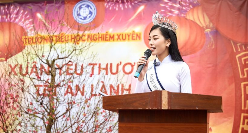 Á hậu Hoàng Nhung trao tặng 31 phần học bổng và 10 phần quà cho trẻ em mồ cô, gia đình có hoàn cảnh khó khăn