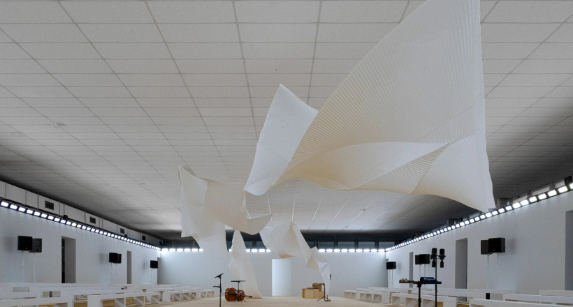 Giấy washi trong không gian trình diễn của Issey Miyake