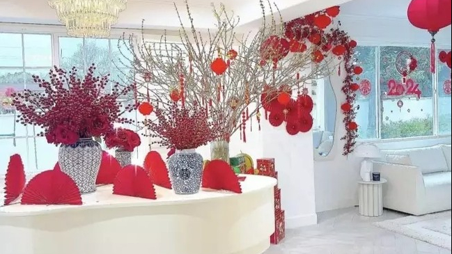 Biệt thự ngập sắc Tết của Hoa hậu Phạm Hương ở trời Tây