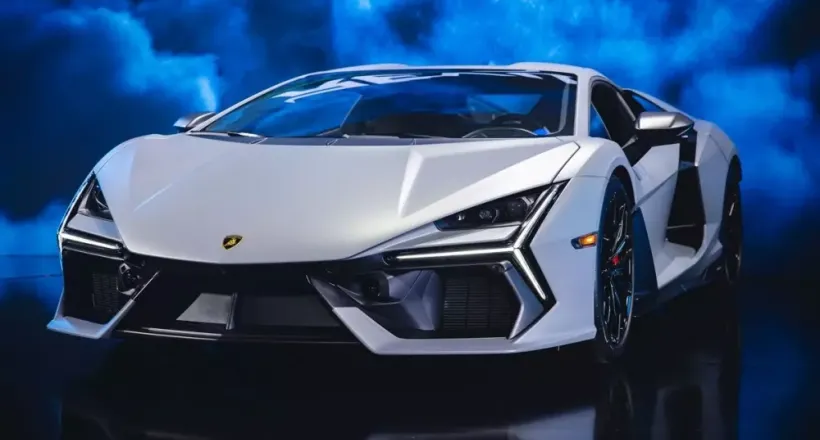 Siêu xe hybrid đầu tiên của Lamborghini lộ ảnh đã về Việt Nam, Minh "Nhựa" phấn khởi hẳn ra