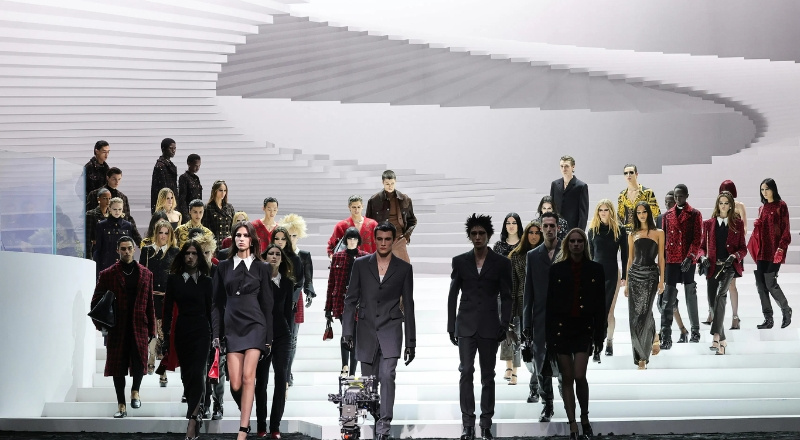 BST Versace thu đông 2024: dấu gạch nối giữa cội nguồn truyền thống và rung cảm nổi loạn đương đại