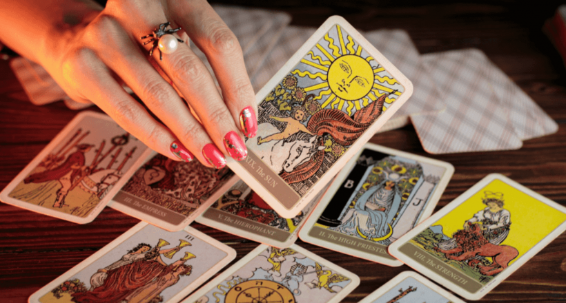 Nhan nhản quán cà phê xem bói bài tarot, sinh viên chi tiền triệu nghe 'thông điệp từ vũ trụ'