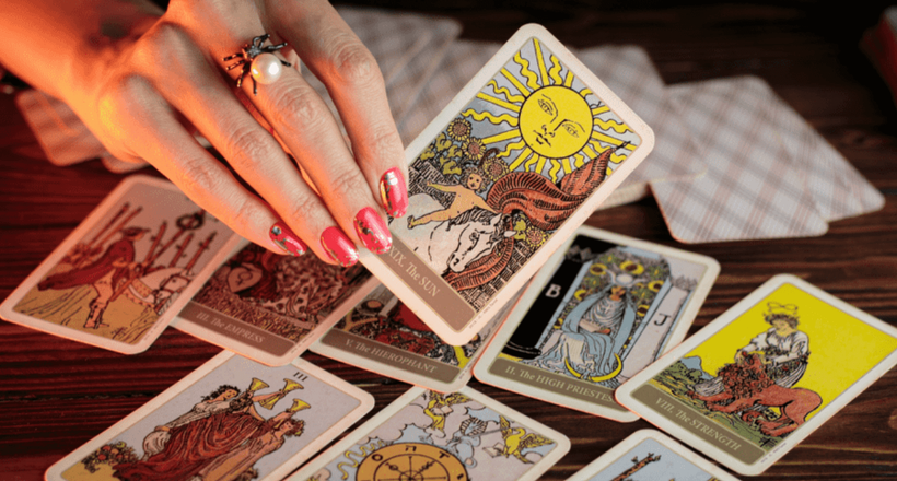 Nhan nhản quán cà phê xem bói bài tarot, sinh viên chi tiền triệu nghe 'thông điệp từ vũ trụ'