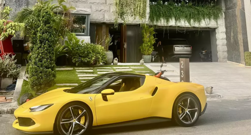Siêu xe Ferrari 296 GTB rao bán 23 tỷ đỗ cổng nhà Cường Đô la