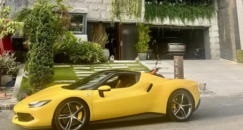 Siêu xe Ferrari 296 GTB rao bán 23 tỷ đỗ cổng nhà Cường Đô la