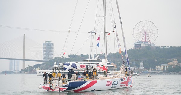 Mãn nhãn cảnh đoàn đua thuyền buồm Clipper Race diễu hành quanh vịnh Hạ Long
