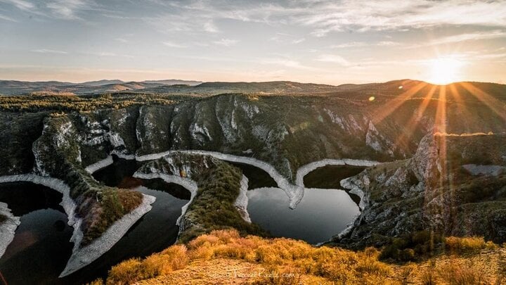 Ấn tượng trước độ kỳ vĩ của hẻm núi Uvac với dòng sông uốn lượn như mê cung