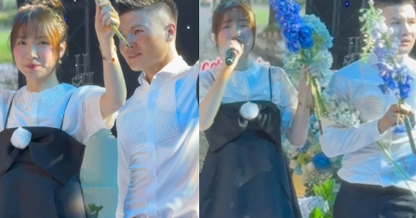 Hoà Minzy có hành động ghi điểm khi song ca với Quang Hải, không "quậy banh nóc" vì lí do này